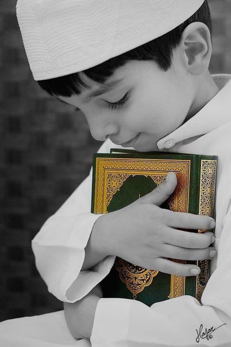 مُصحَفٌ مَفتوح، تَعبيرًا عن مَقالِ البِدايَةِ مِن القُرآنِ في تَربيَةِ الجِيل