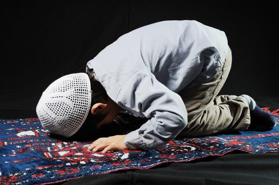 صورَةٌ تُعَبِّرُ عن مَقالِ واجِباتِ الأُمِّ تُجاهَ بَناتِها